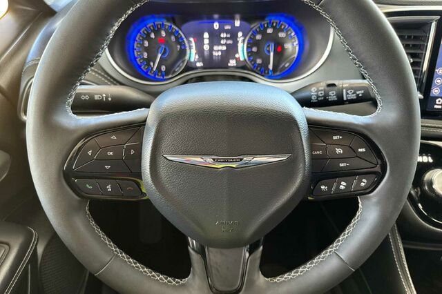 Certified 2025 Chrysler Pacifica Limited image 22