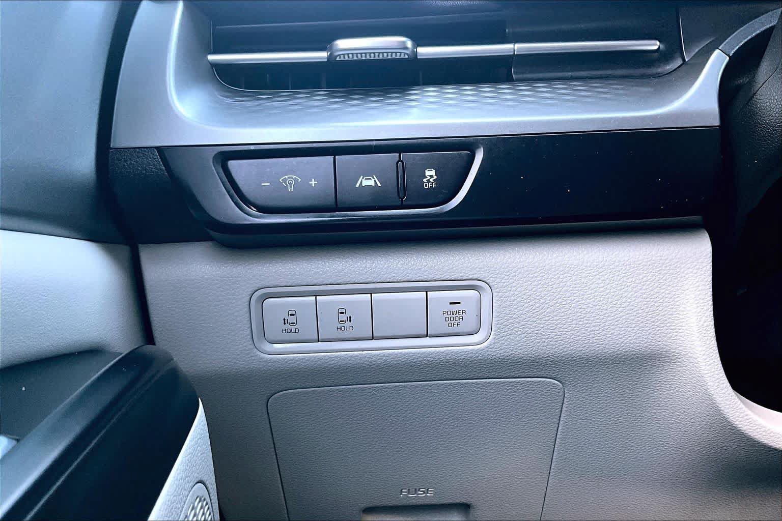 Used 2022 Kia Carnival LX FWD image 33