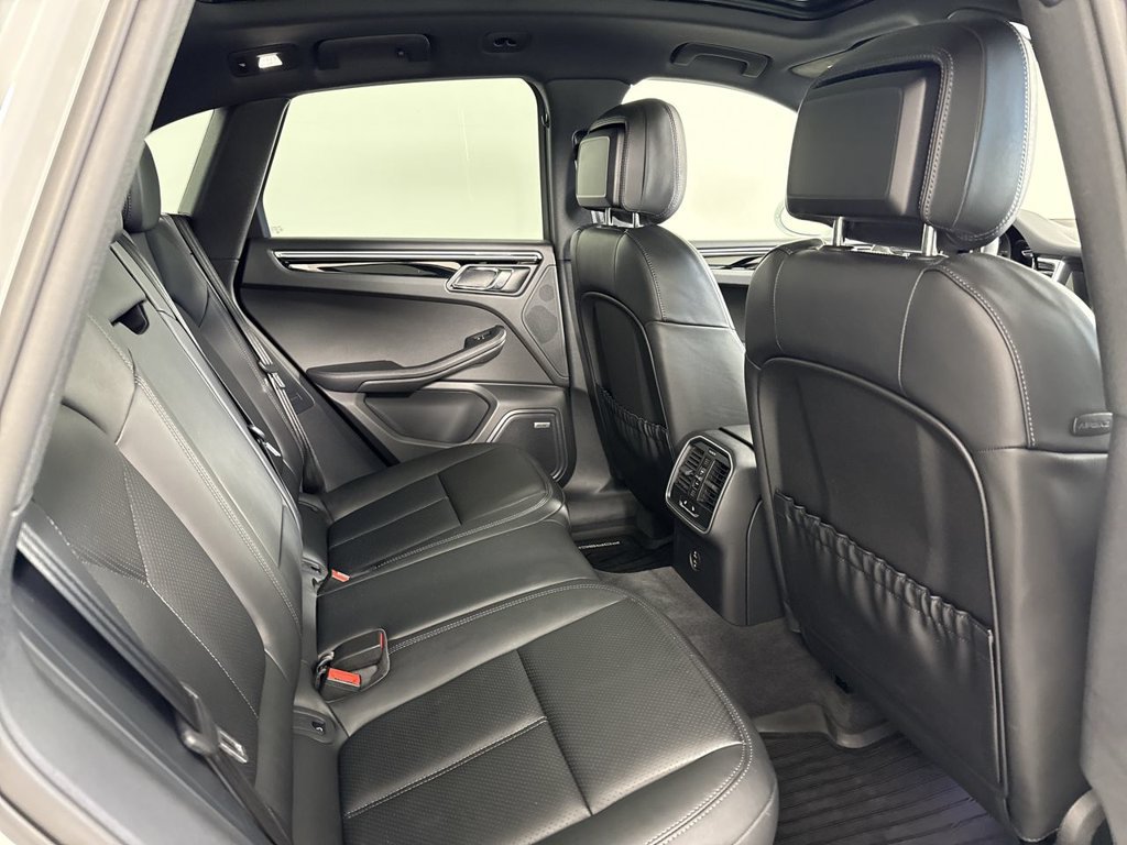 Certified 2025 Porsche Macan AWD/4WD image 25