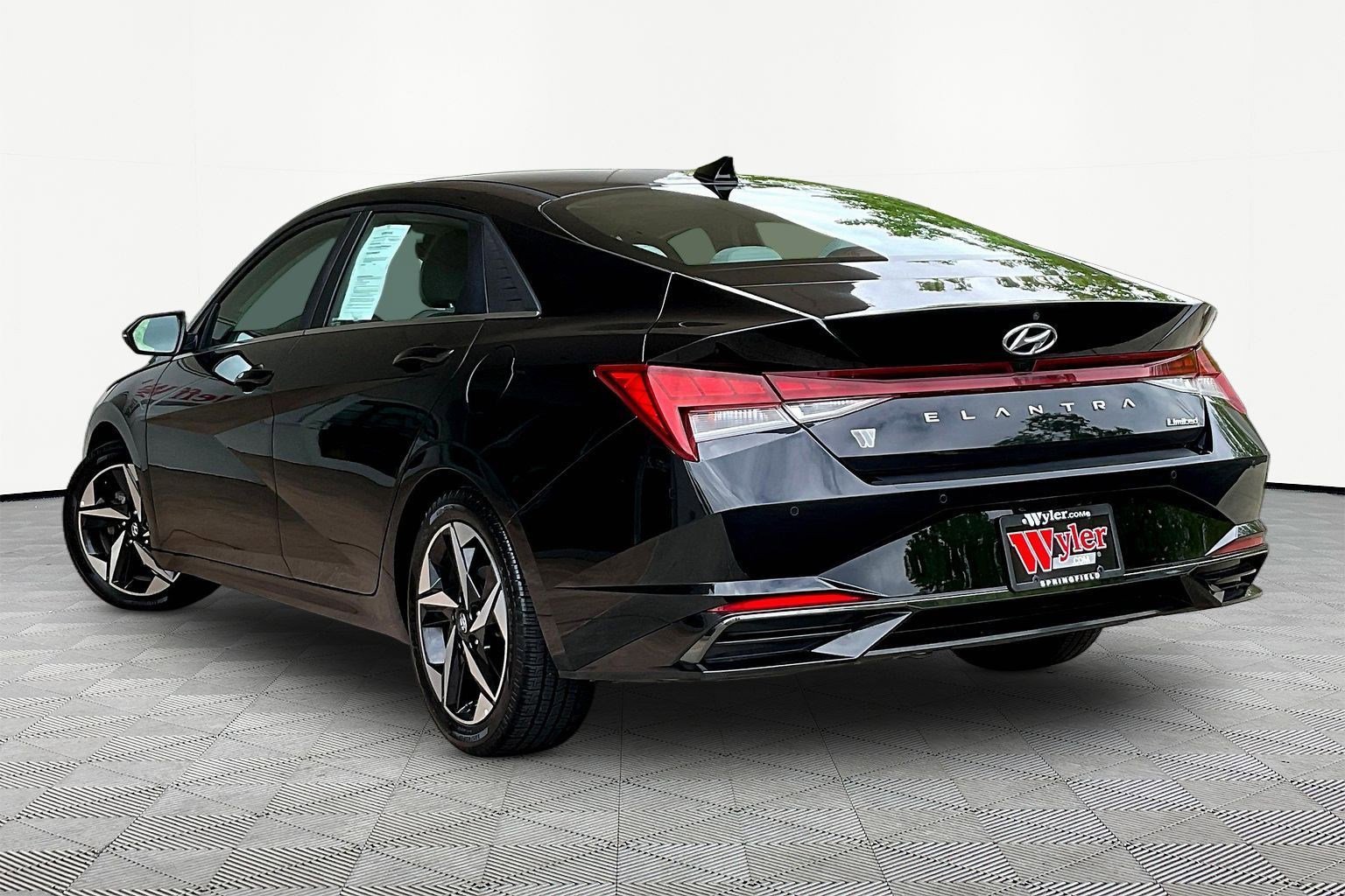 Used 2021 Hyundai Elantra Limited FWD image 4