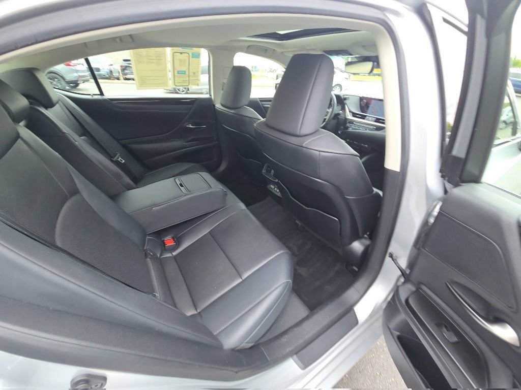 Used 2019 Lexus ES 300h w/ Premium Package FWD image 30