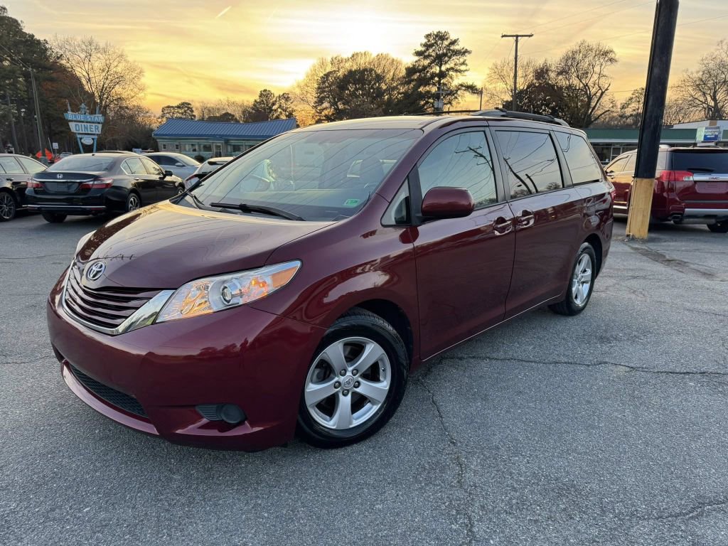 Used 2015 Toyota Sienna LE image 1