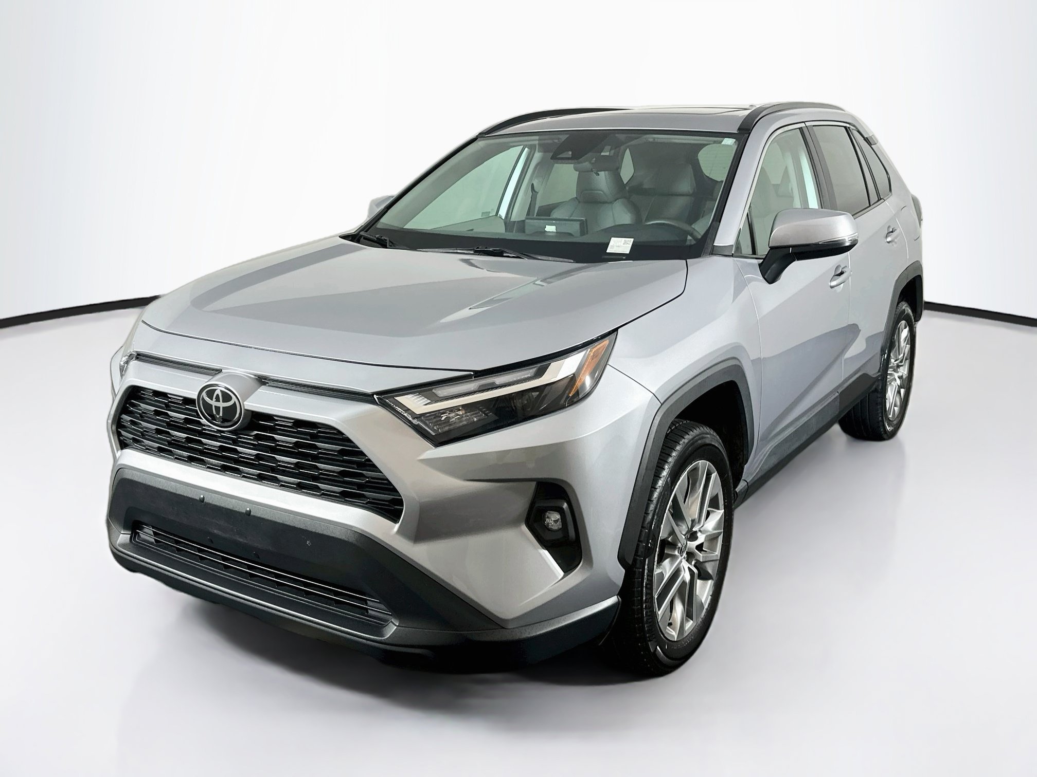 Used 2022 Toyota RAV4 XLE Premium FWD image 3