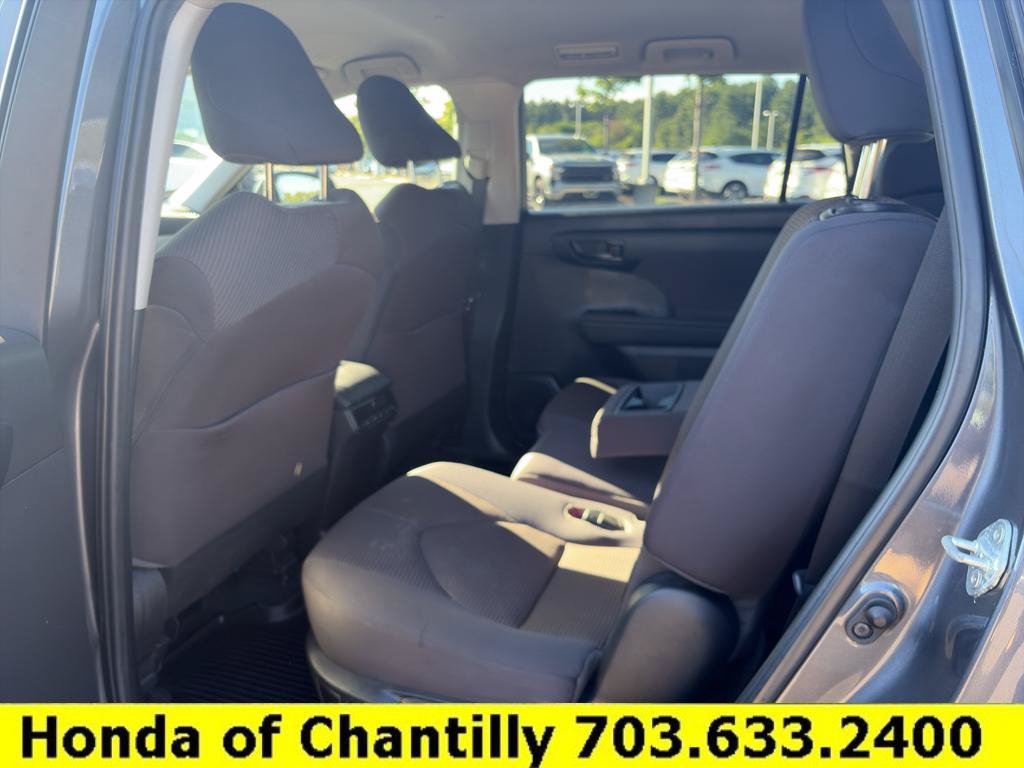 Used 2023 Toyota Highlander LE AWD/4WD image 23