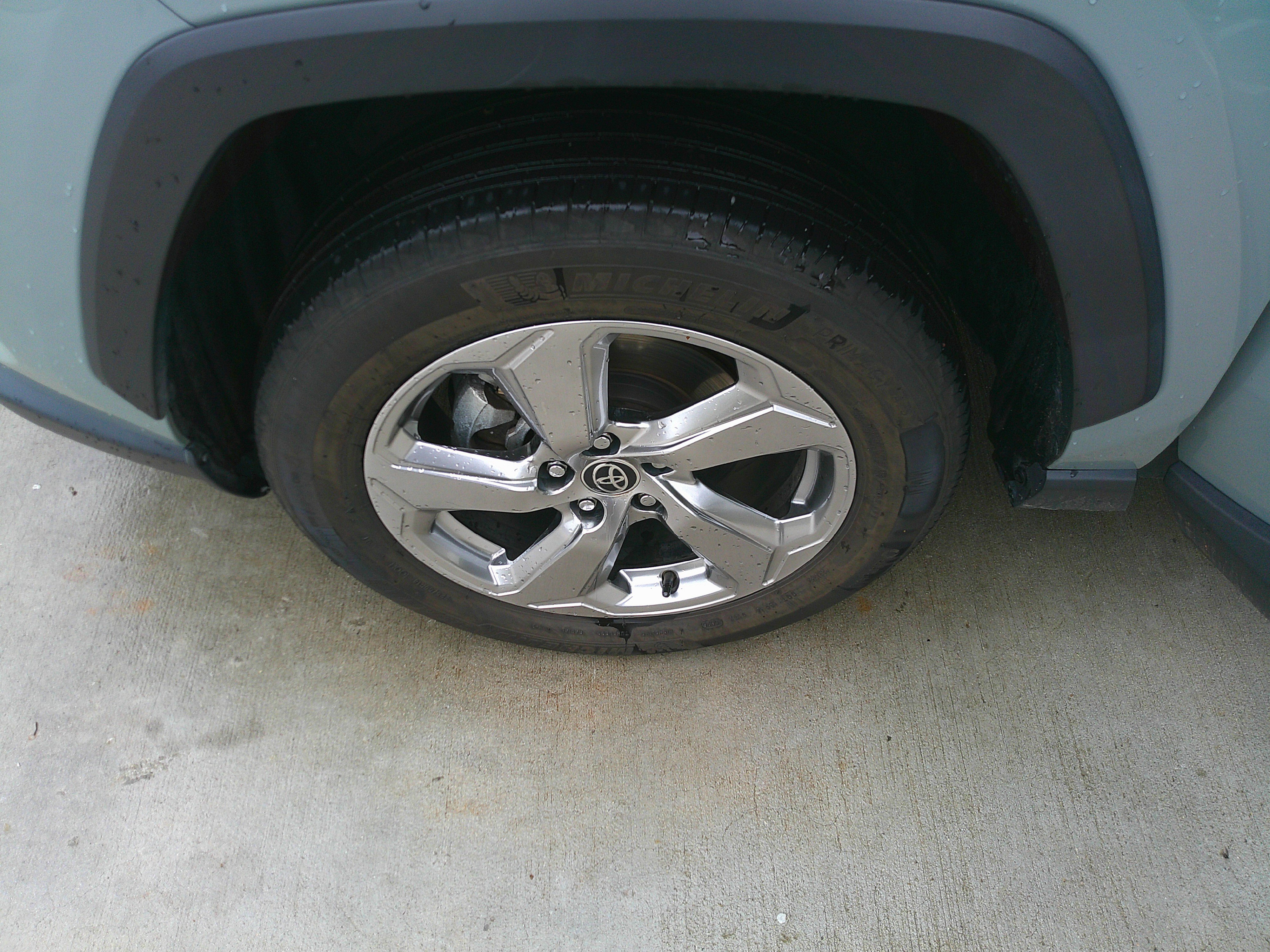 Used 2021 Toyota RAV4 XLE Premium image 16