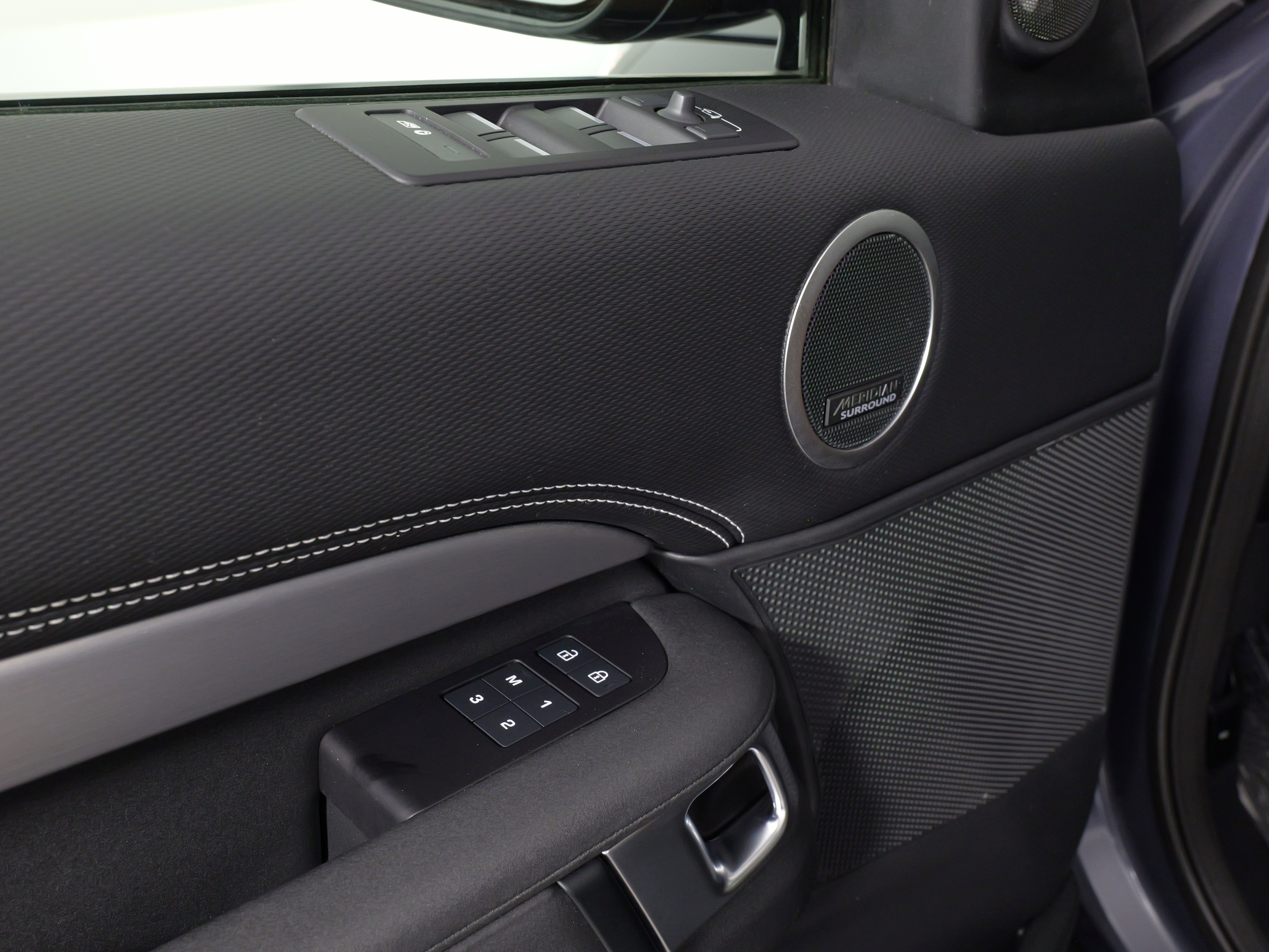 Used 2024 Land Rover Discovery Dynamic SE image 28