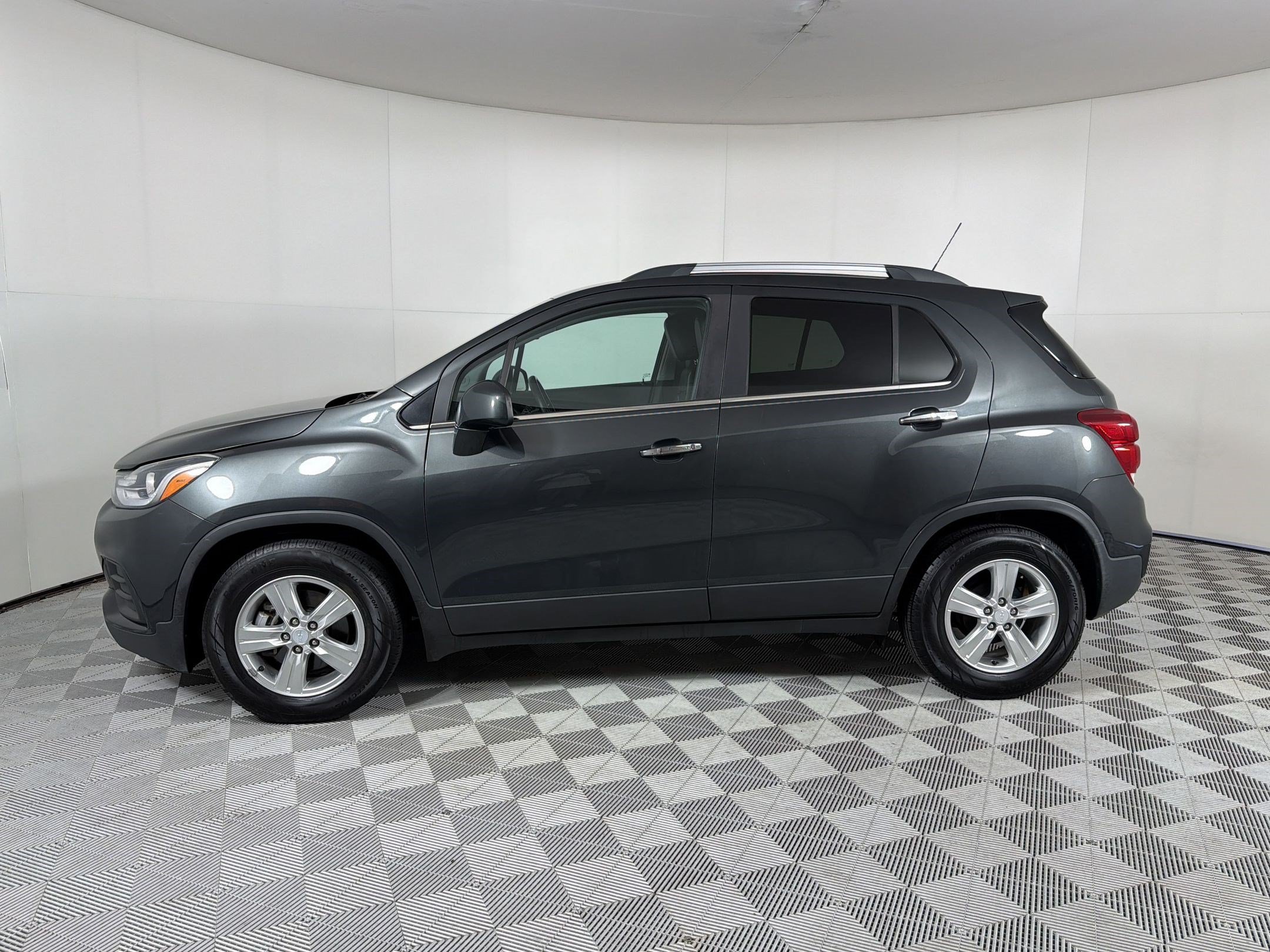 Used 2019 Chevrolet Trax LT w/ LT Convenience Package FWD image 2