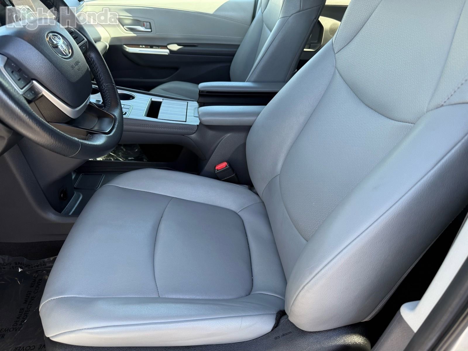 Used 2024 Toyota Sienna XLE FWD image 13