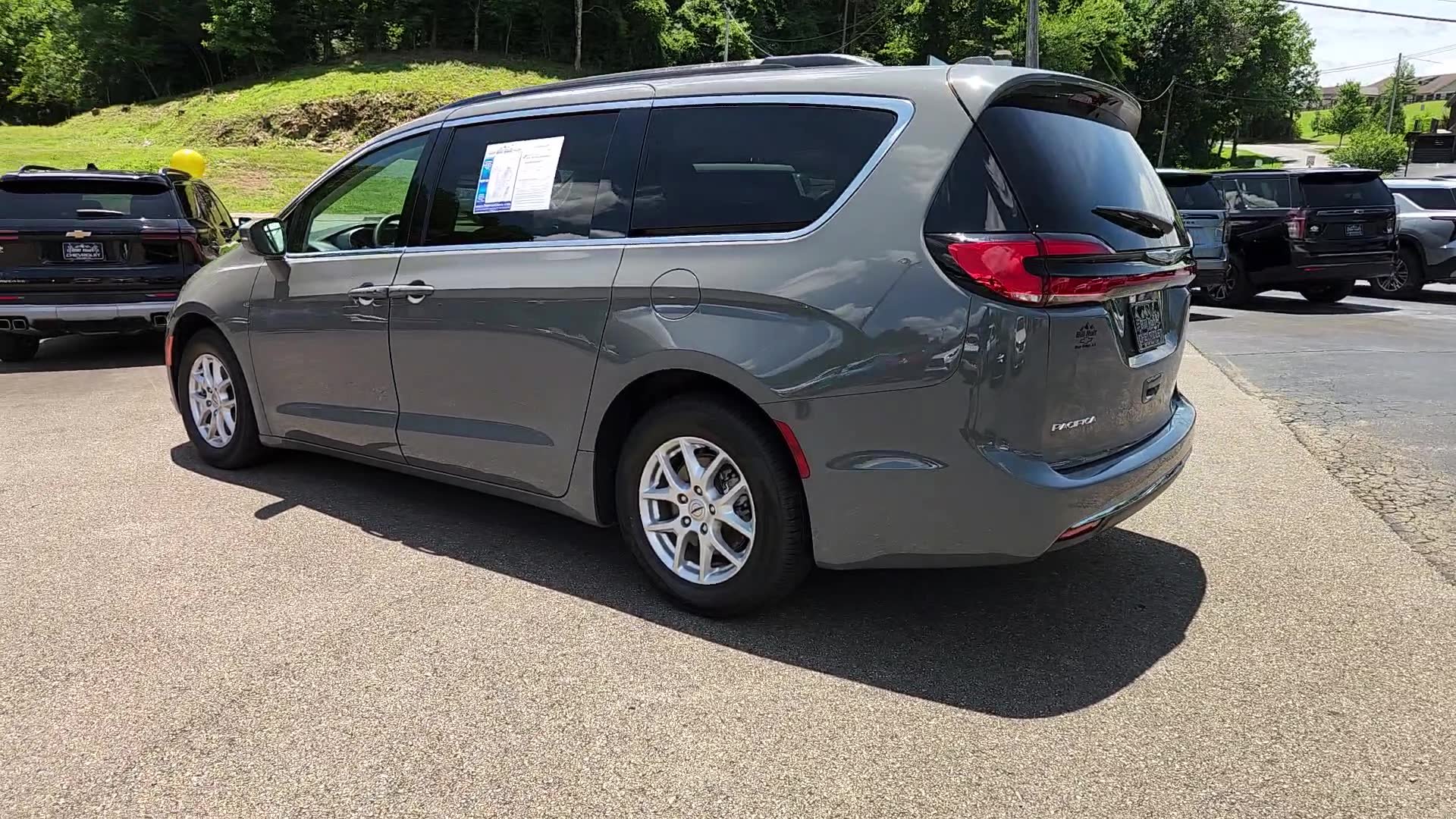 Used 2022 Chrysler Pacifica Touring-L FWD image 3