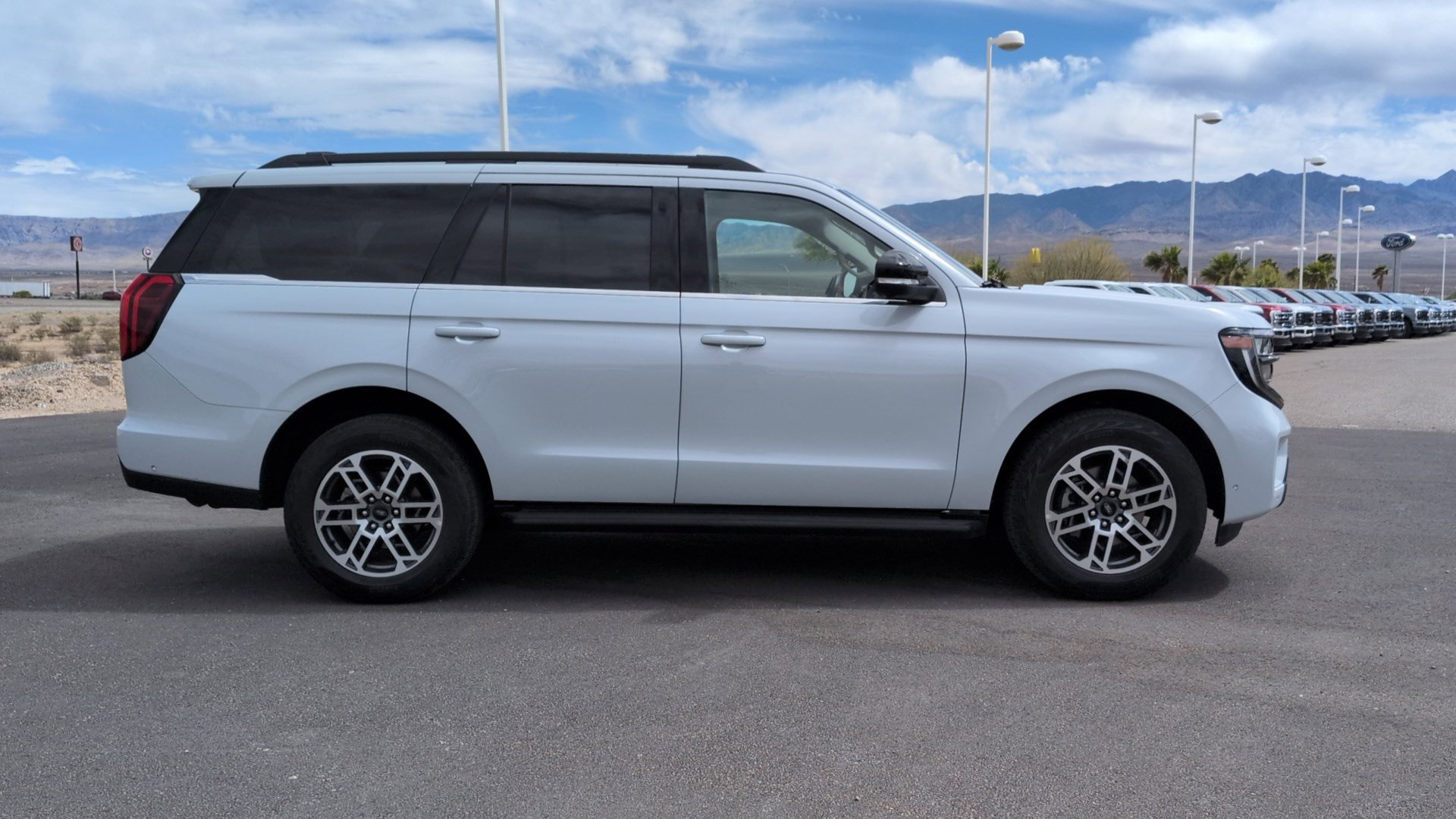 Used 2025 Ford Expedition Active AWD/4WD image 2
