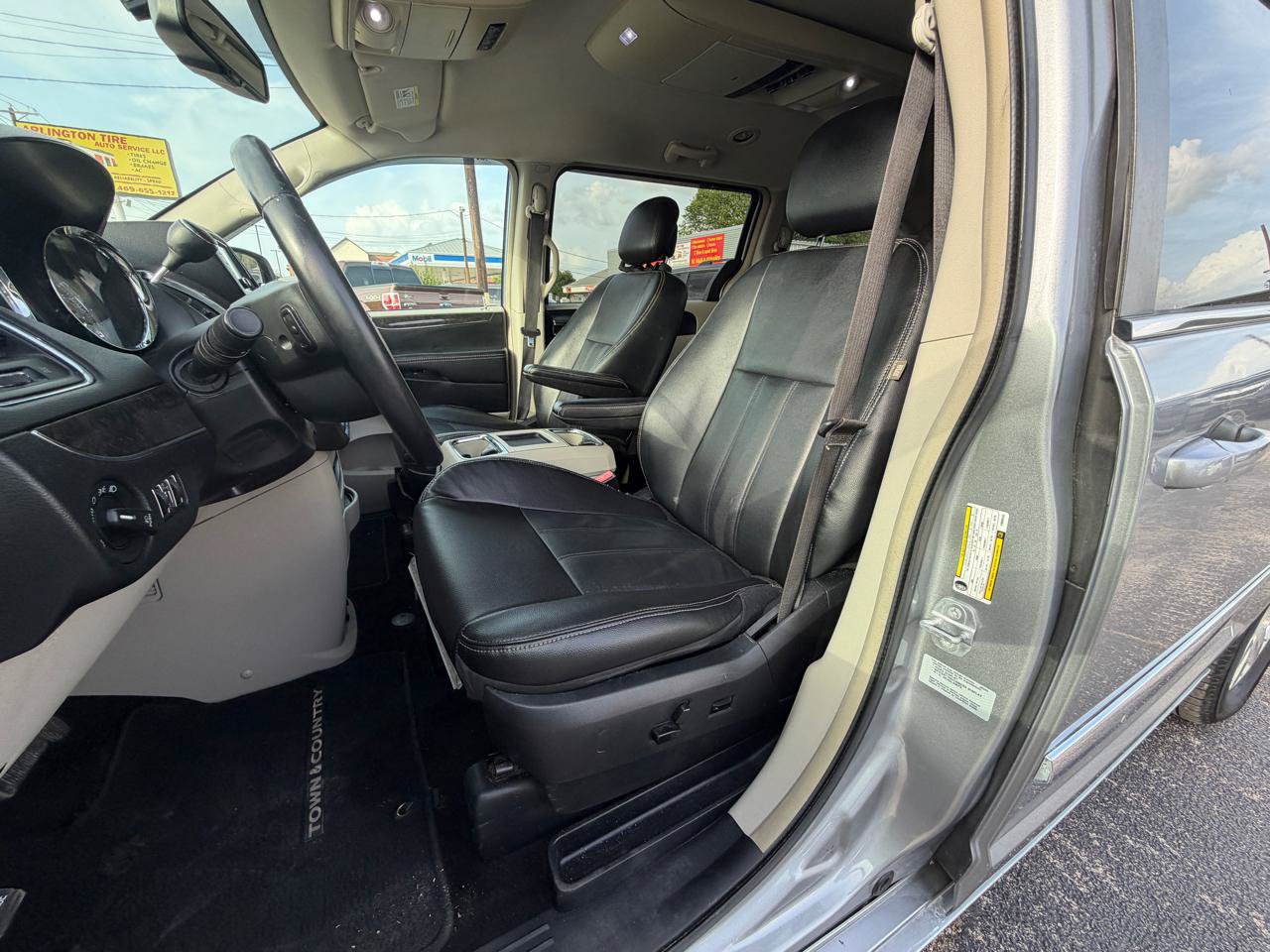 Used 2015 Chrysler Town & Country Touring FWD image 10