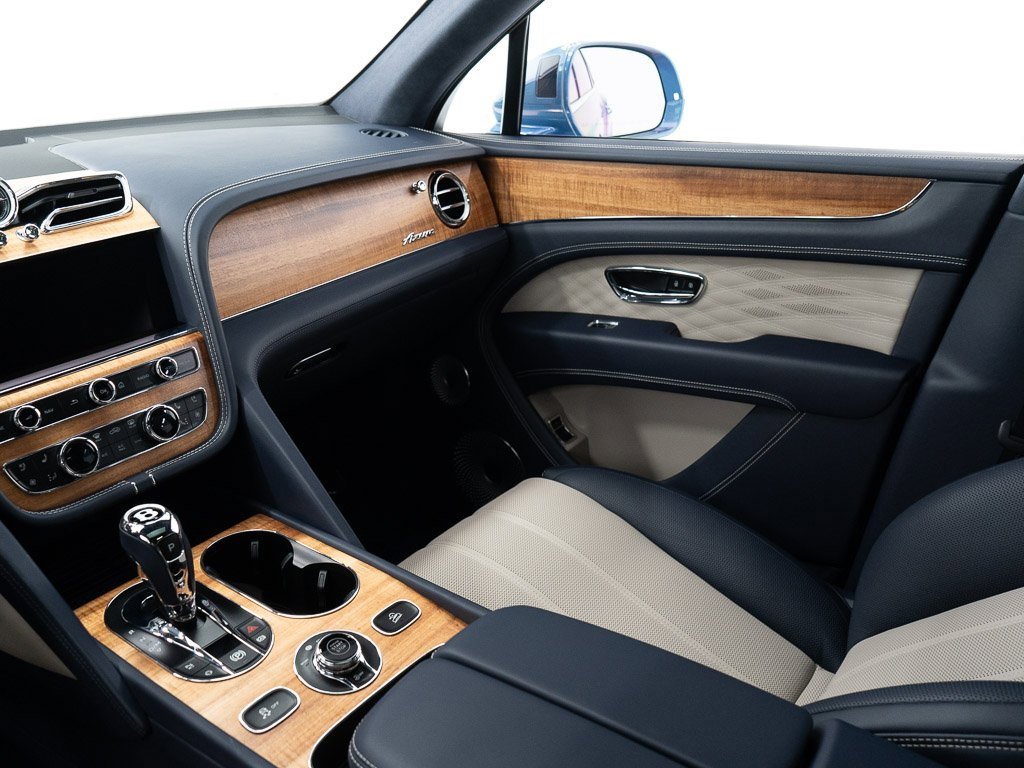 Used 2025 Bentley Bentayga image 30