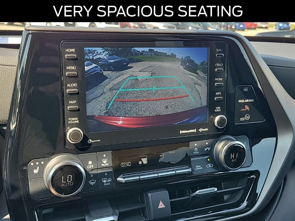 Used 2021 Toyota Highlander XLE AWD/4WD image 29