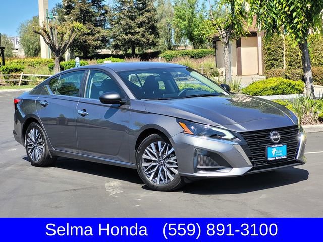 Used 2025 Nissan Altima 2.5 SV FWD image 2