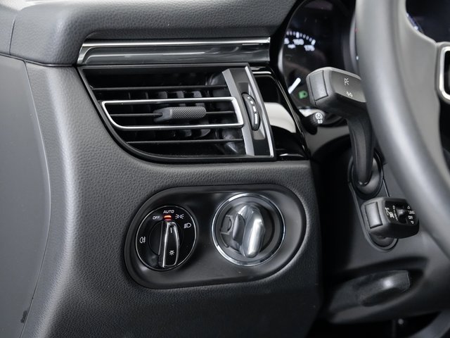 Certified 2025 Porsche Macan image 10