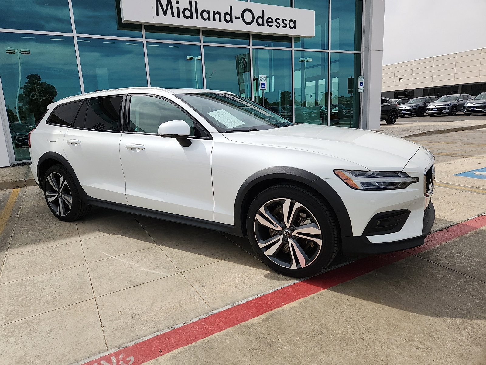 Used 2025 Volvo V60 B5 Cross Country Plus AWD/4WD image 8