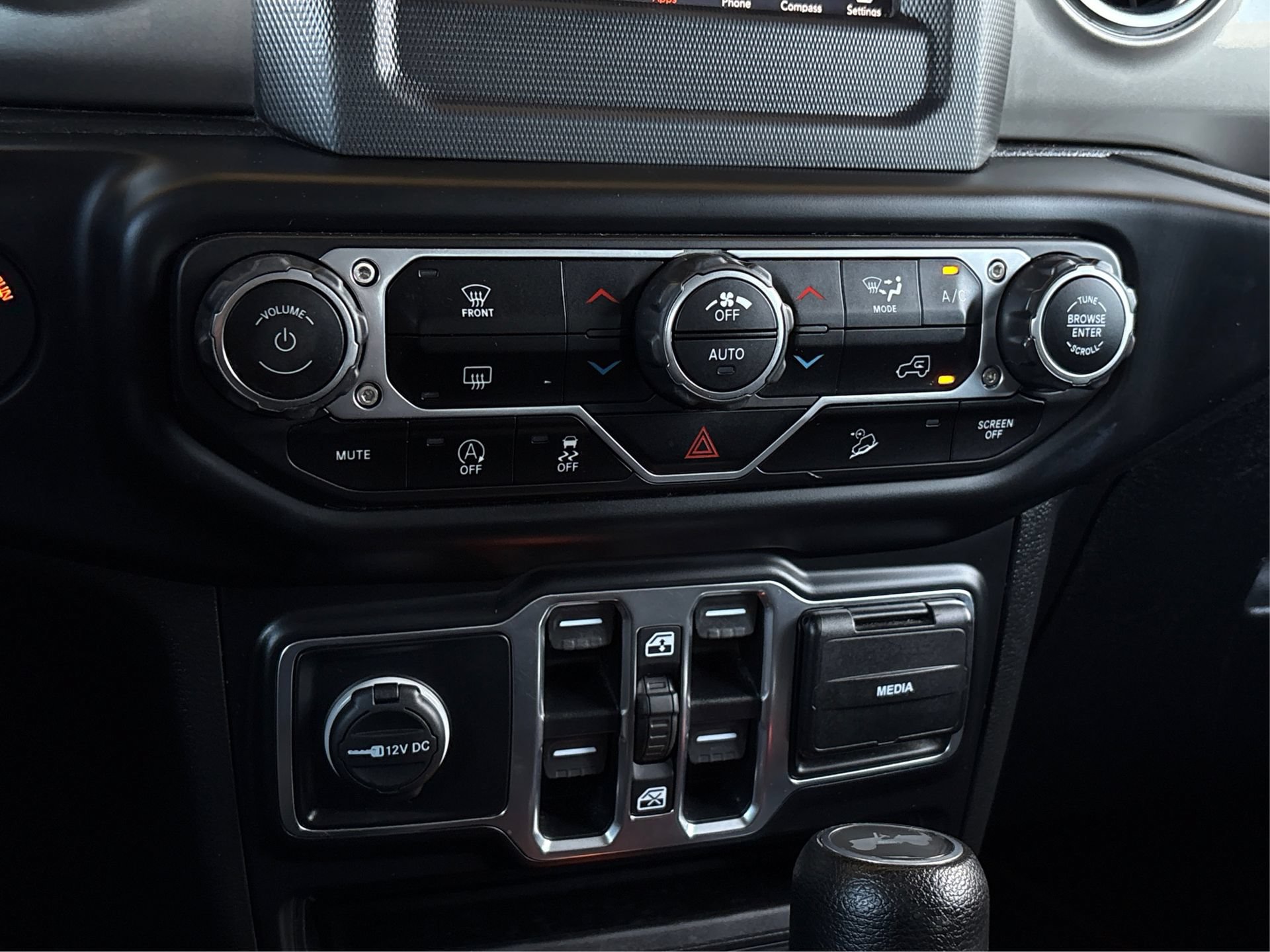 Used 2020 Jeep Wrangler Unlimited Sahara AWD/4WD image 25