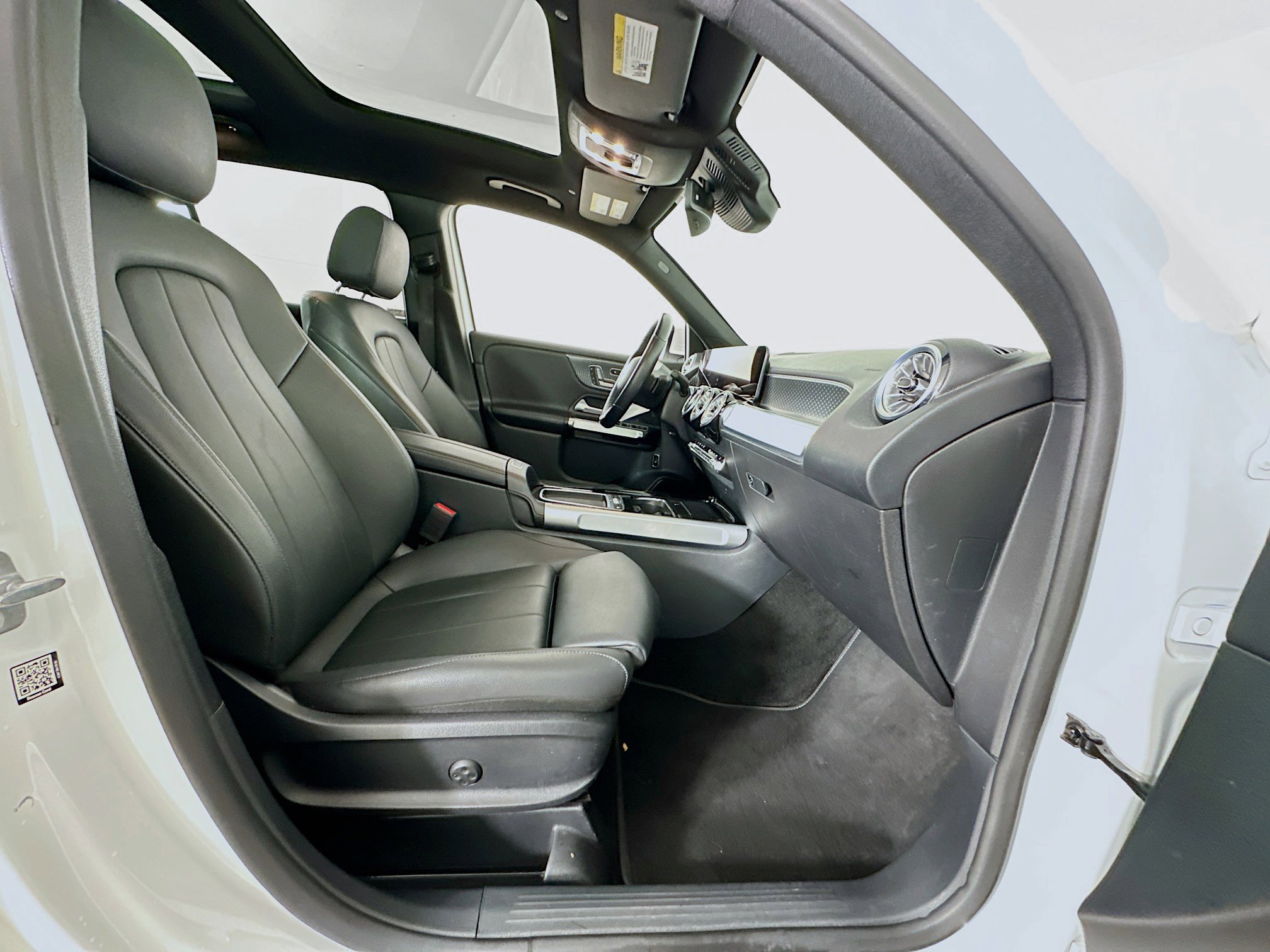 Used 2024 Mercedes-Benz GLB 250 4MATIC image 33