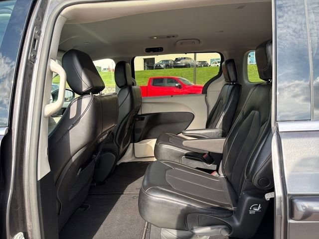 Used 2023 Chrysler Pacifica Touring-L FWD image 23