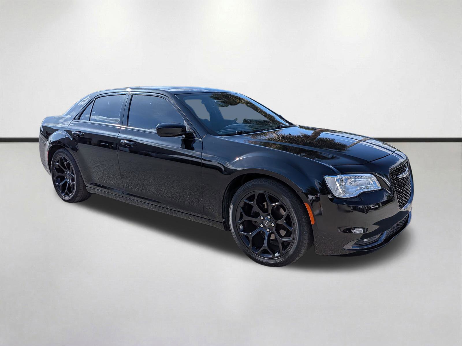 Used 2019 Chrysler 300 S image 2
