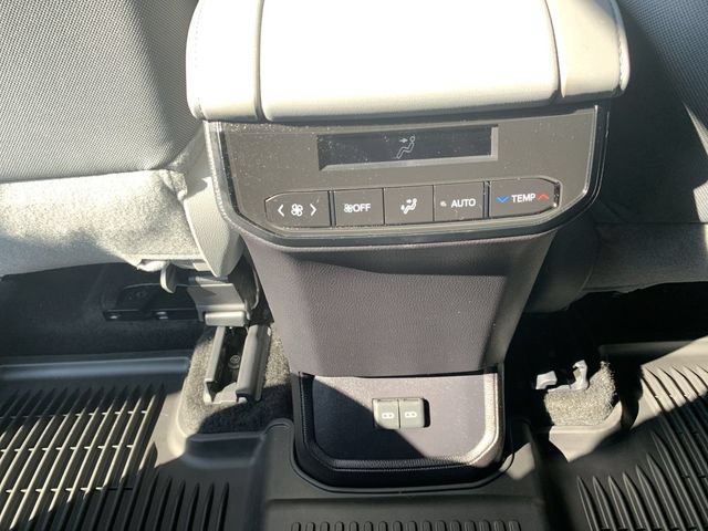 Used 2025 Toyota Highlander LE FWD image 31