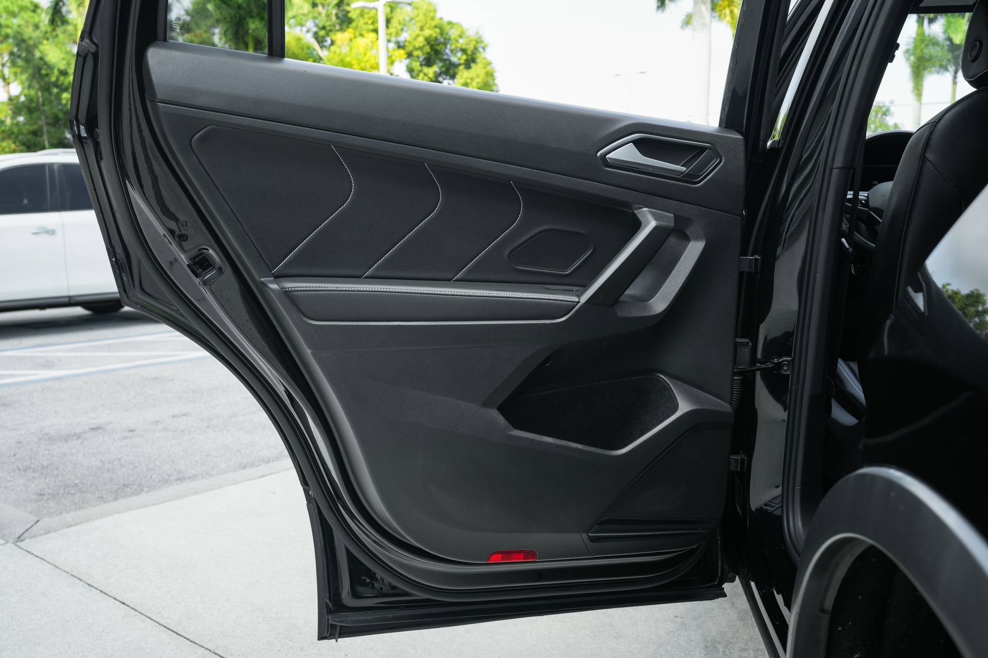 Used 2022 Volkswagen Tiguan SE R-Line image 31