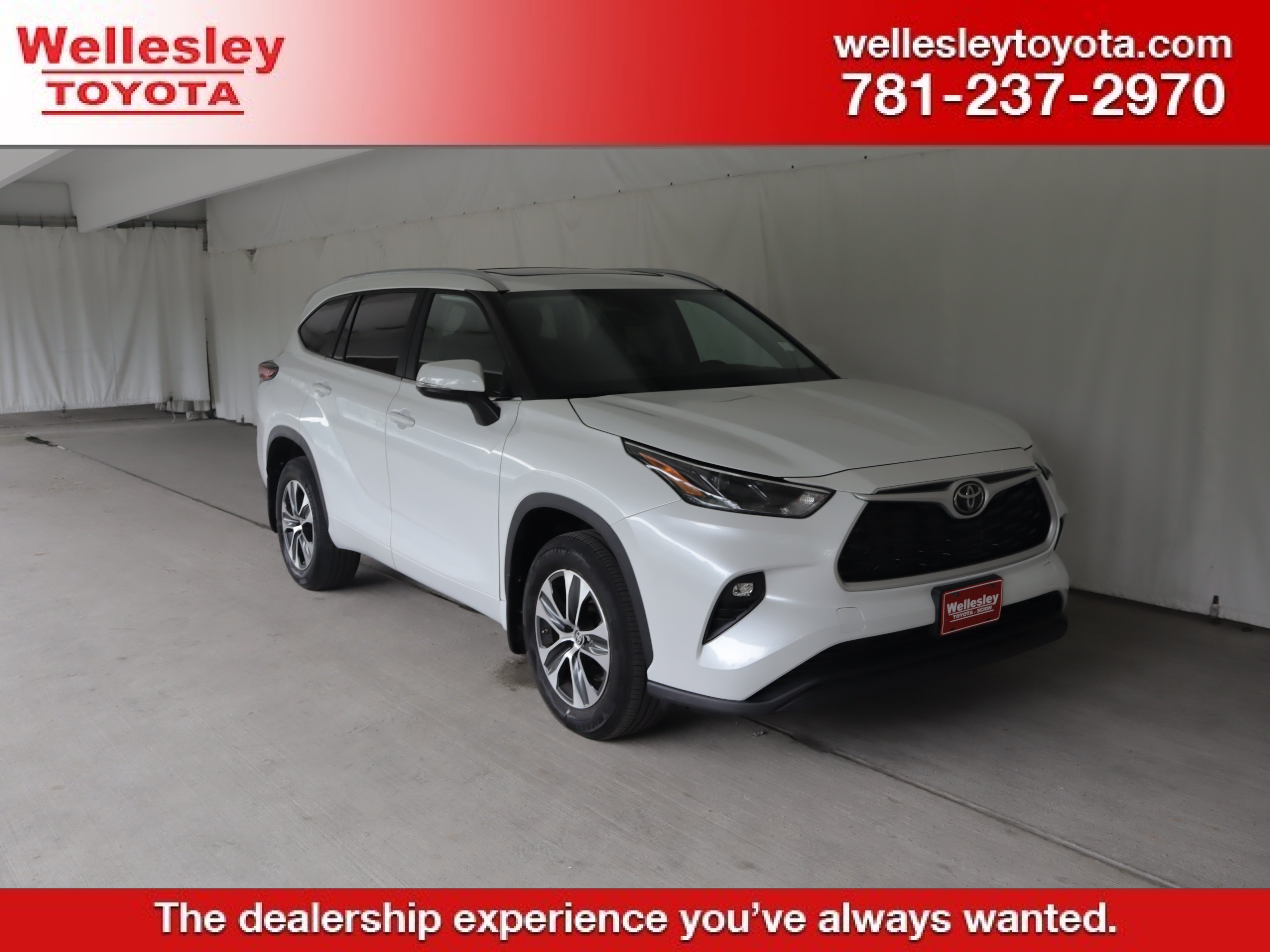 Used 2023 Toyota Highlander XLE AWD/4WD image 1