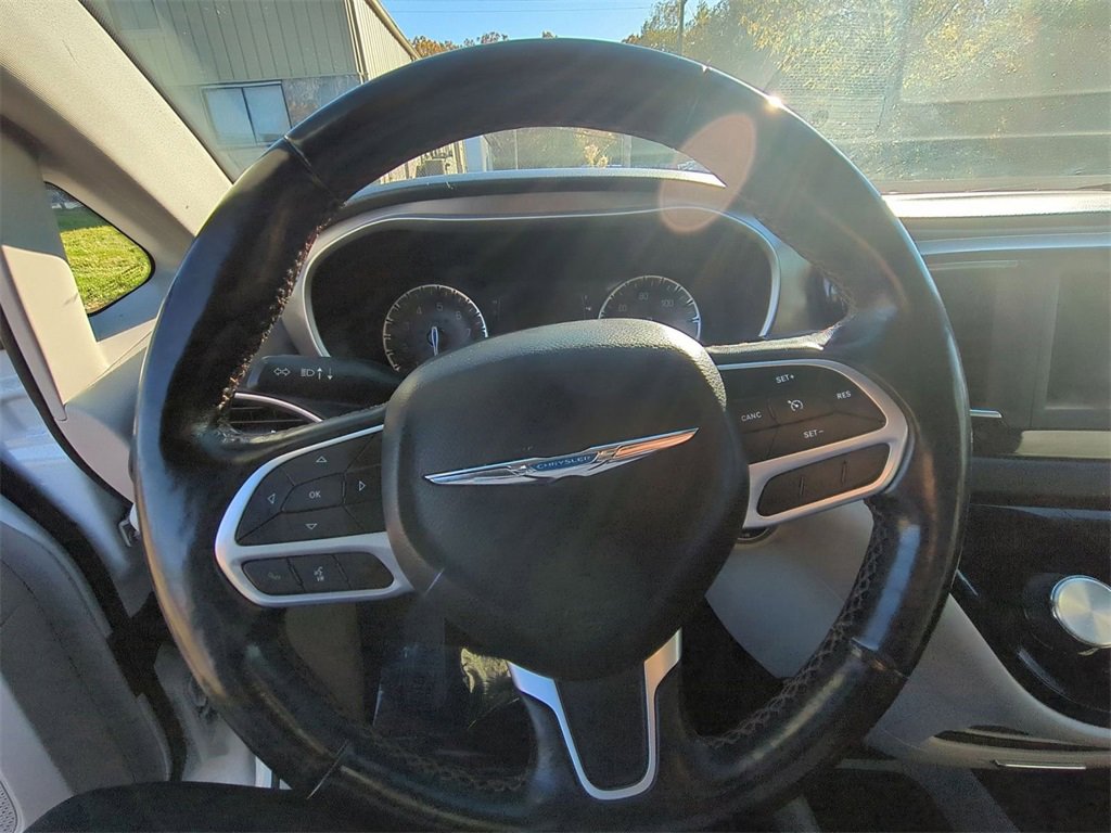 Used 2020 Chrysler Pacifica Touring-L image 10