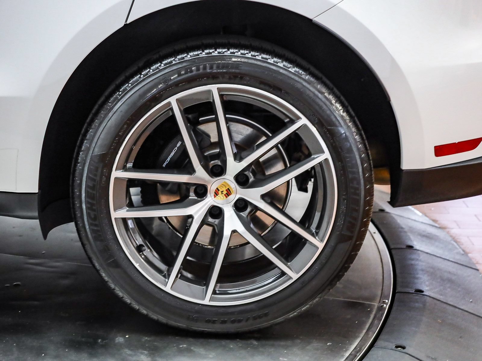 Certified 2026 Porsche Macan AWD/4WD image 9