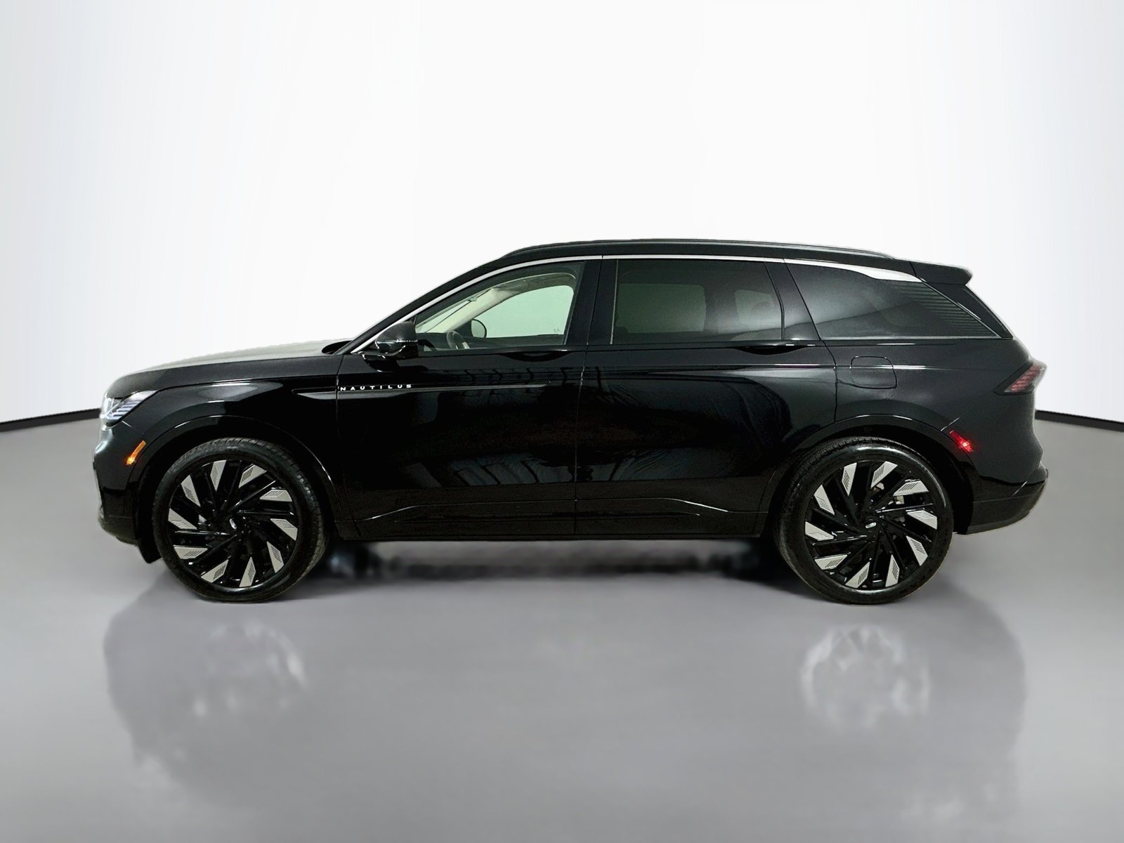 Used 2025 Lincoln Nautilus Black Label w/ Jet Appearance Package AWD/4WD image 8