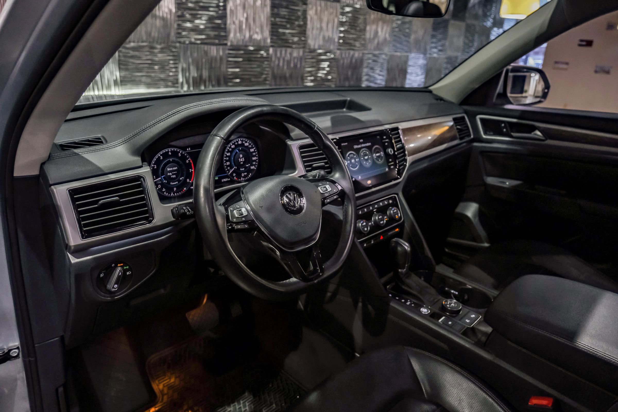 Used 2018 Volkswagen Atlas SEL Premium image 3