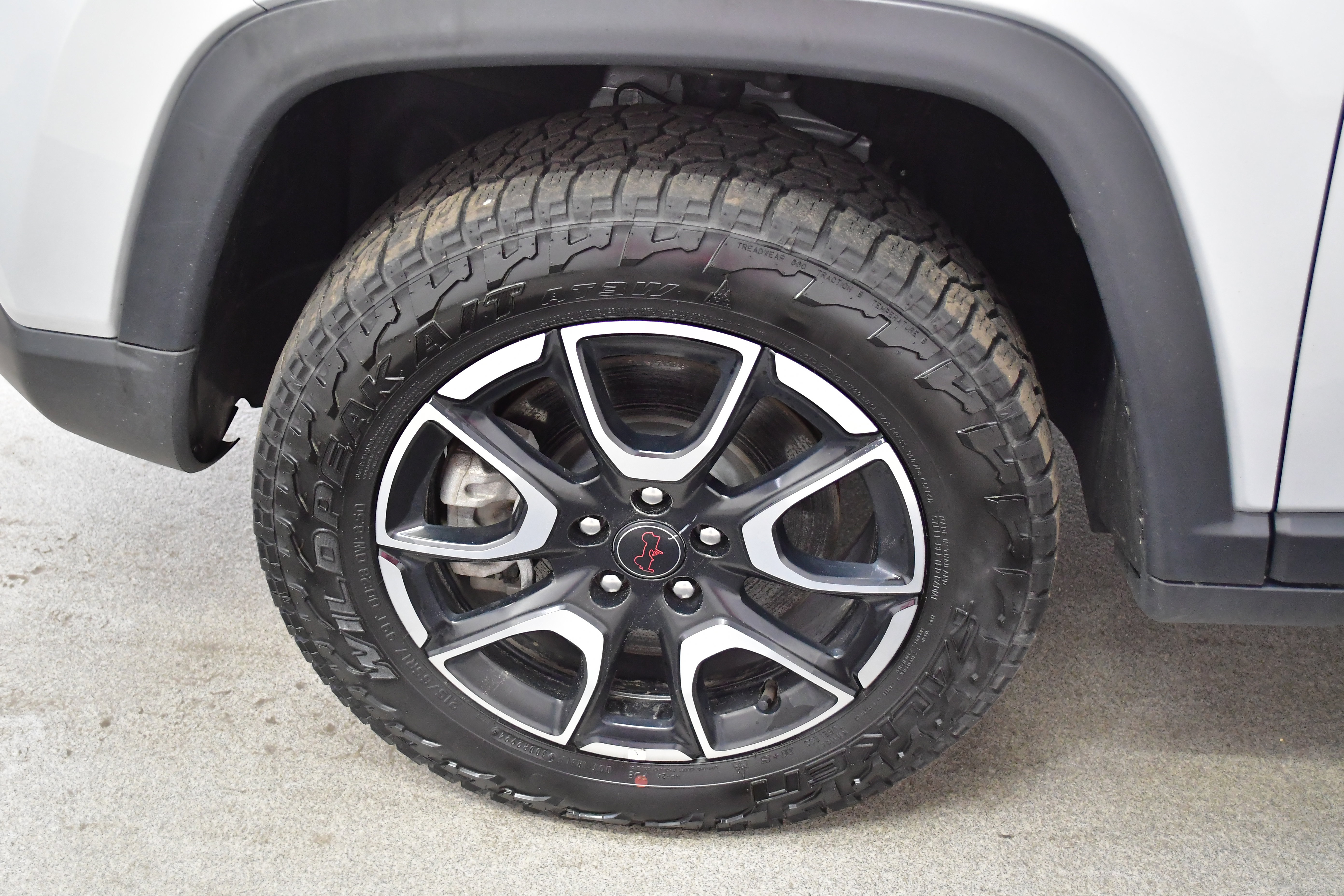 Used 2025 Jeep Compass Trailhawk AWD/4WD image 6