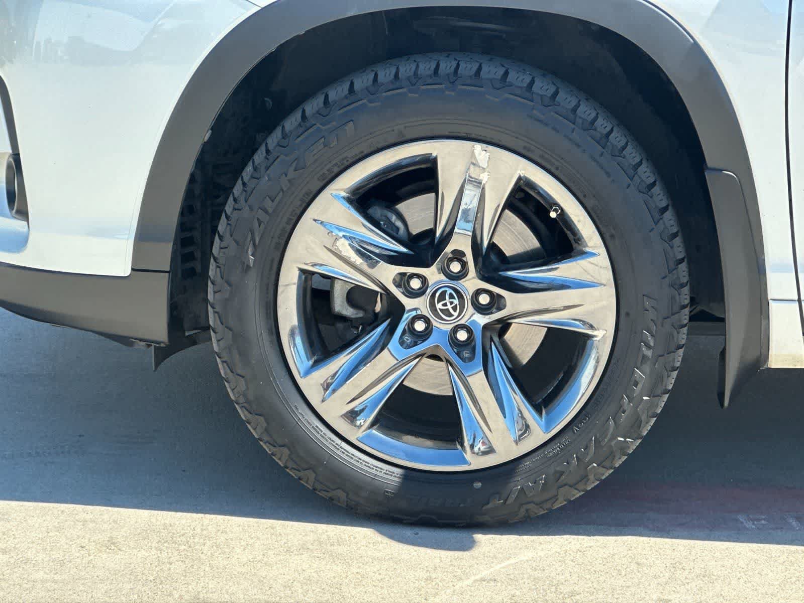 Used 2018 Toyota Highlander Limited Platinum AWD/4WD image 28