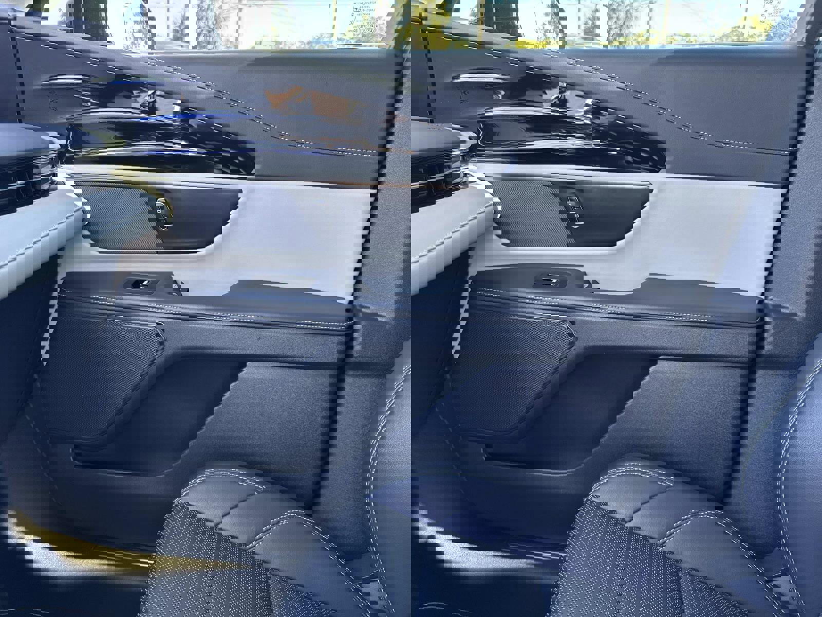 Used 2024 Lincoln Nautilus Reserve image 23