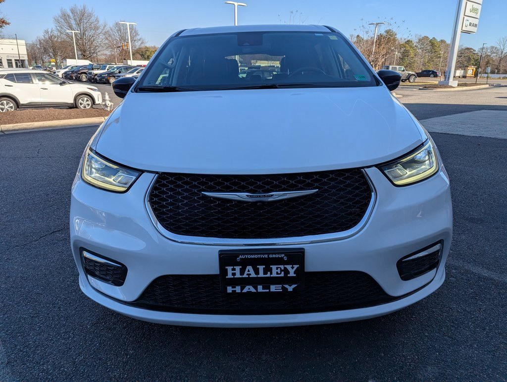 Used 2024 Chrysler Pacifica Touring-L image 3