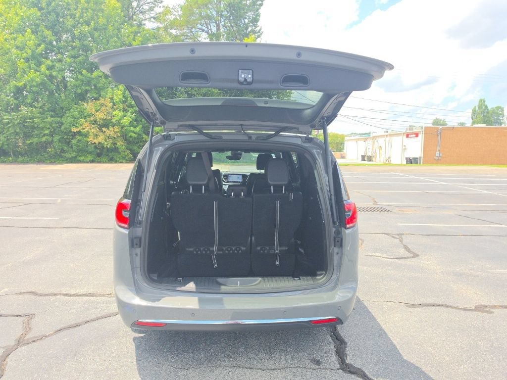 Used 2025 Chrysler Pacifica Select FWD image 11