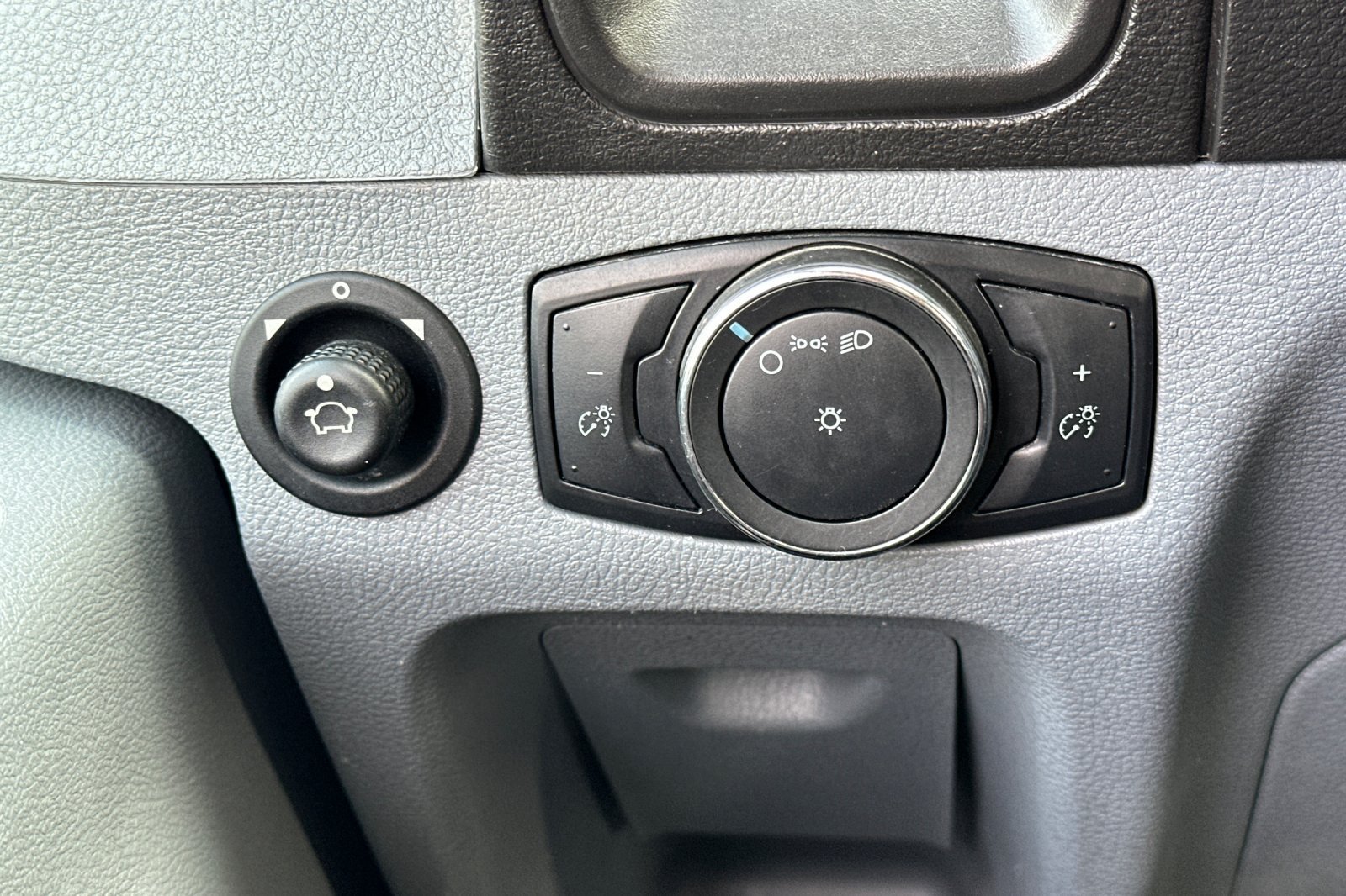 Used 2019 Ford Transit 250 138 RWD image 24