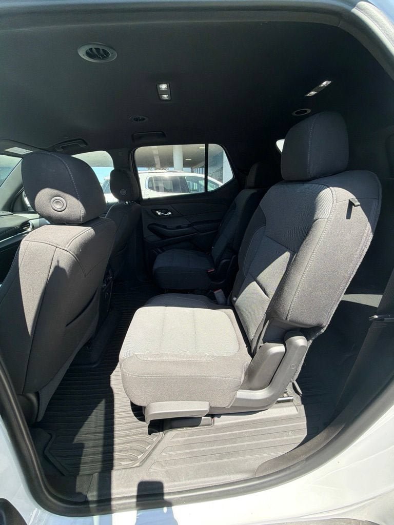 Used 2023 Chevrolet Traverse LT w/ Rear Camera Mirror Package AWD/4WD image 10