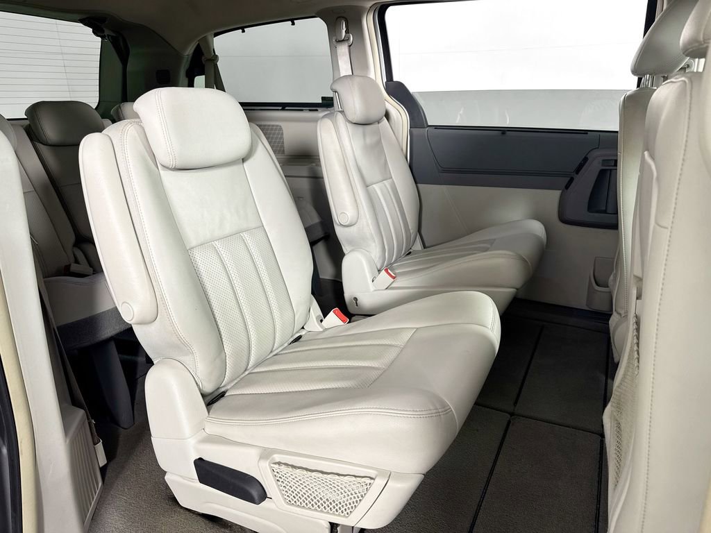 Used 2009 Chrysler Town & Country Touring image 31