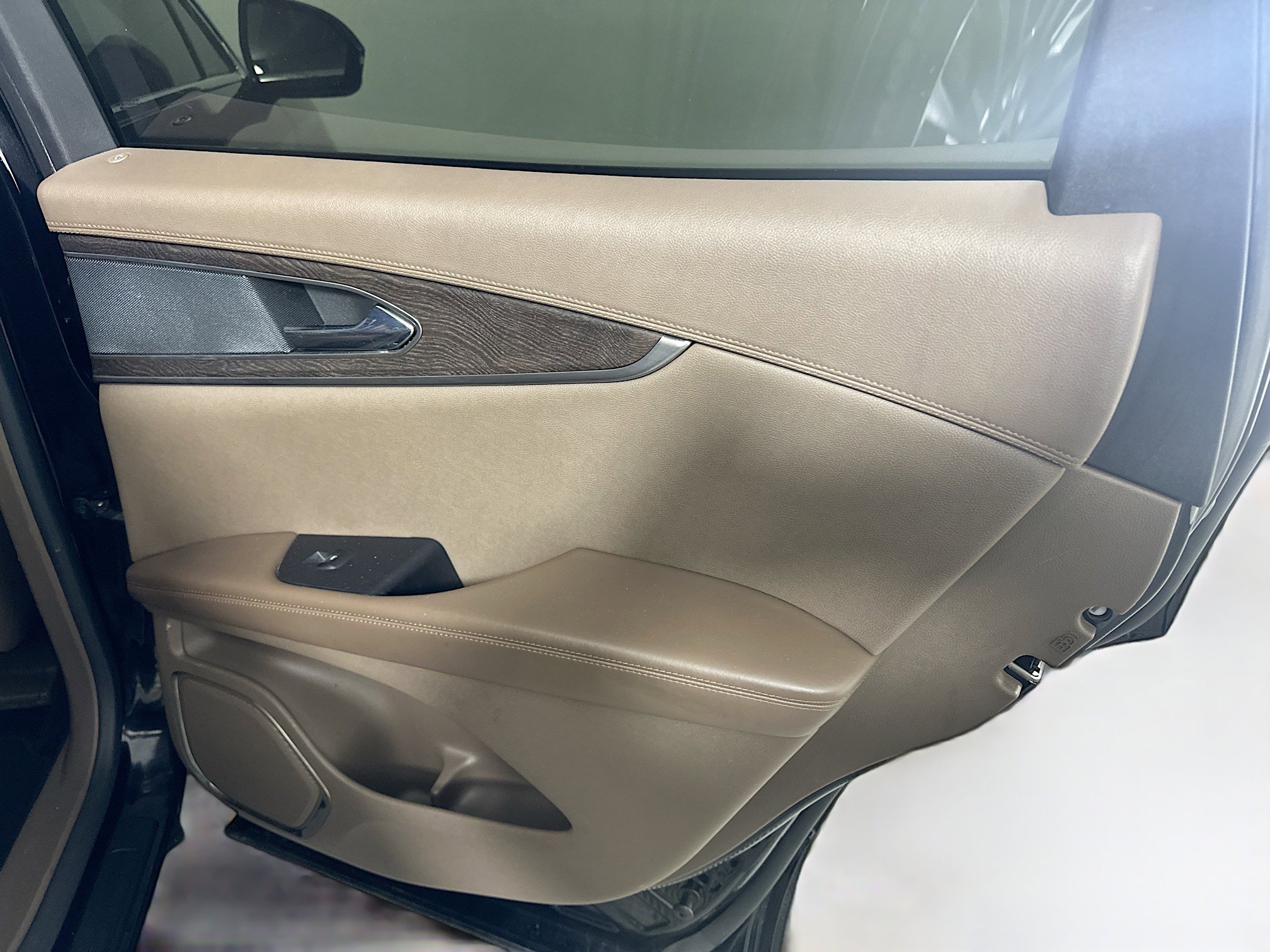 Used 2016 Lincoln MKX Reserve w/ Driver Assistance Package image 30