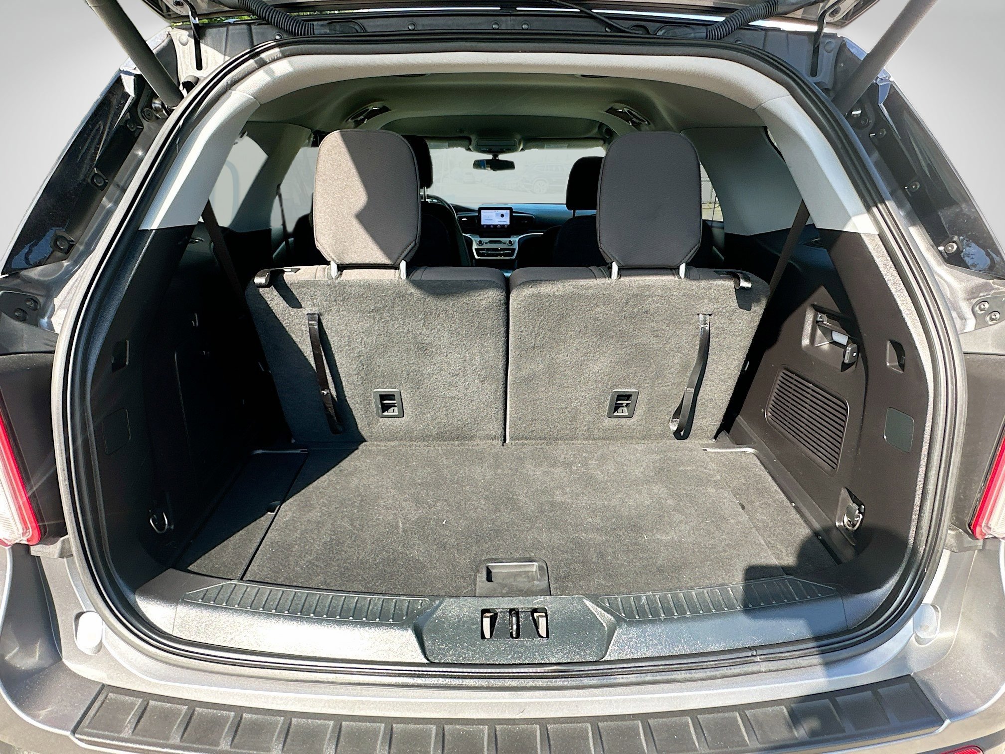 Used 2021 Ford Explorer XLT image 26