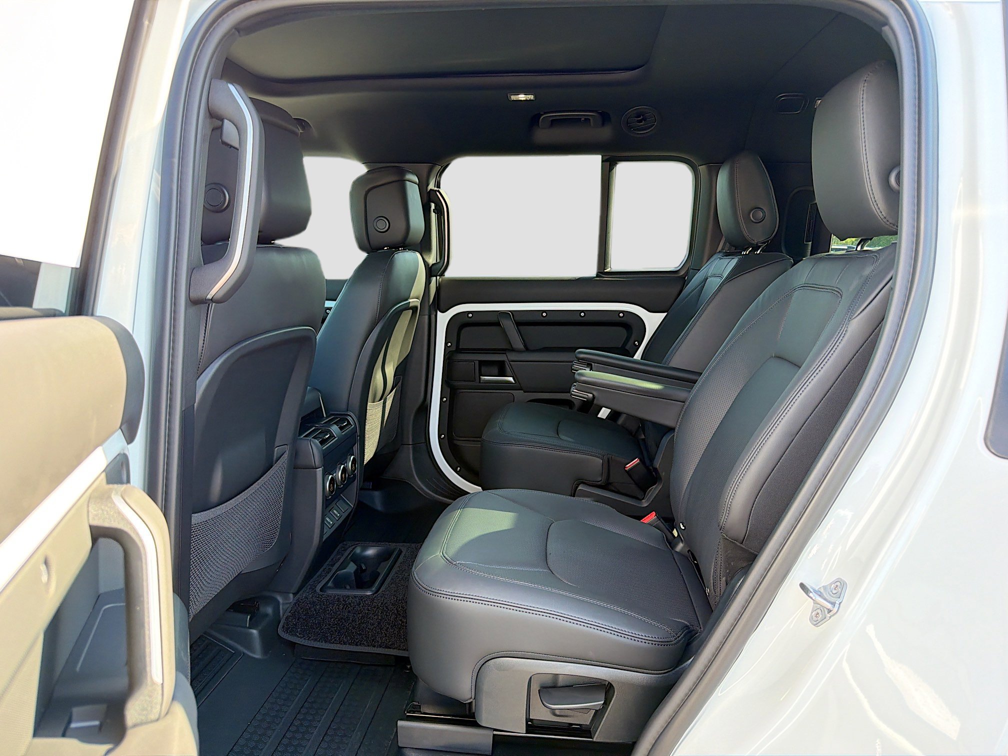 New 2026 Land Rover Defender 130 X-Dynamic SE image 22