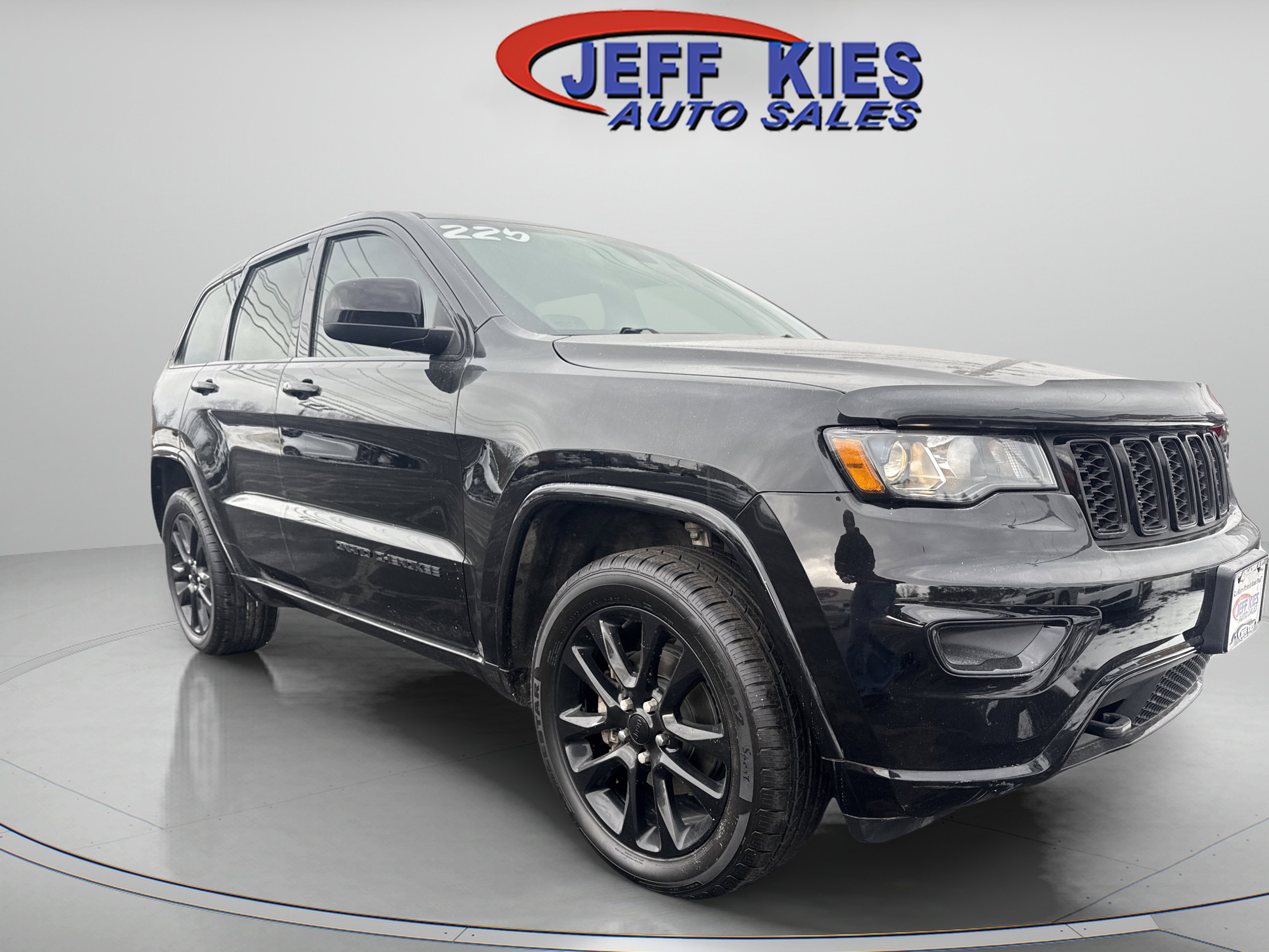 Used 2020 Jeep Grand Cherokee Altitude image 3