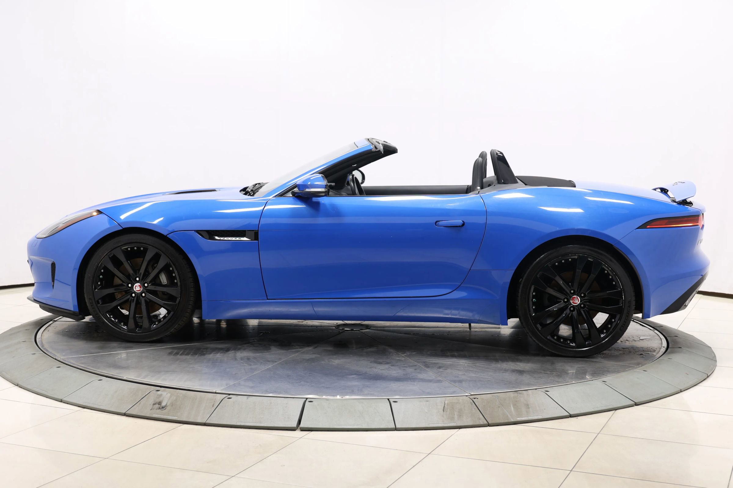 Used 2020 Jaguar F-TYPE Convertible image 9