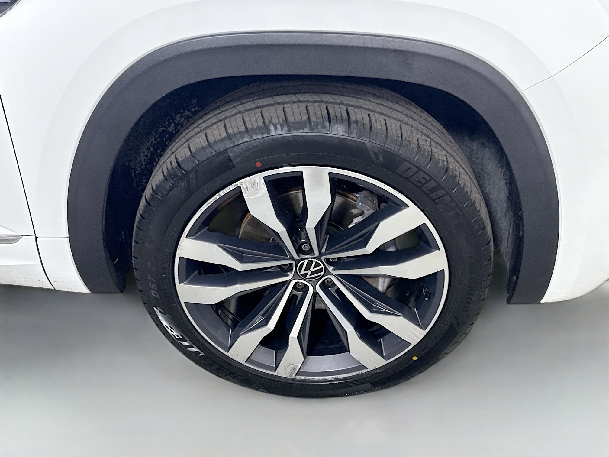 Used 2021 Volkswagen Atlas SEL R-Line image 32