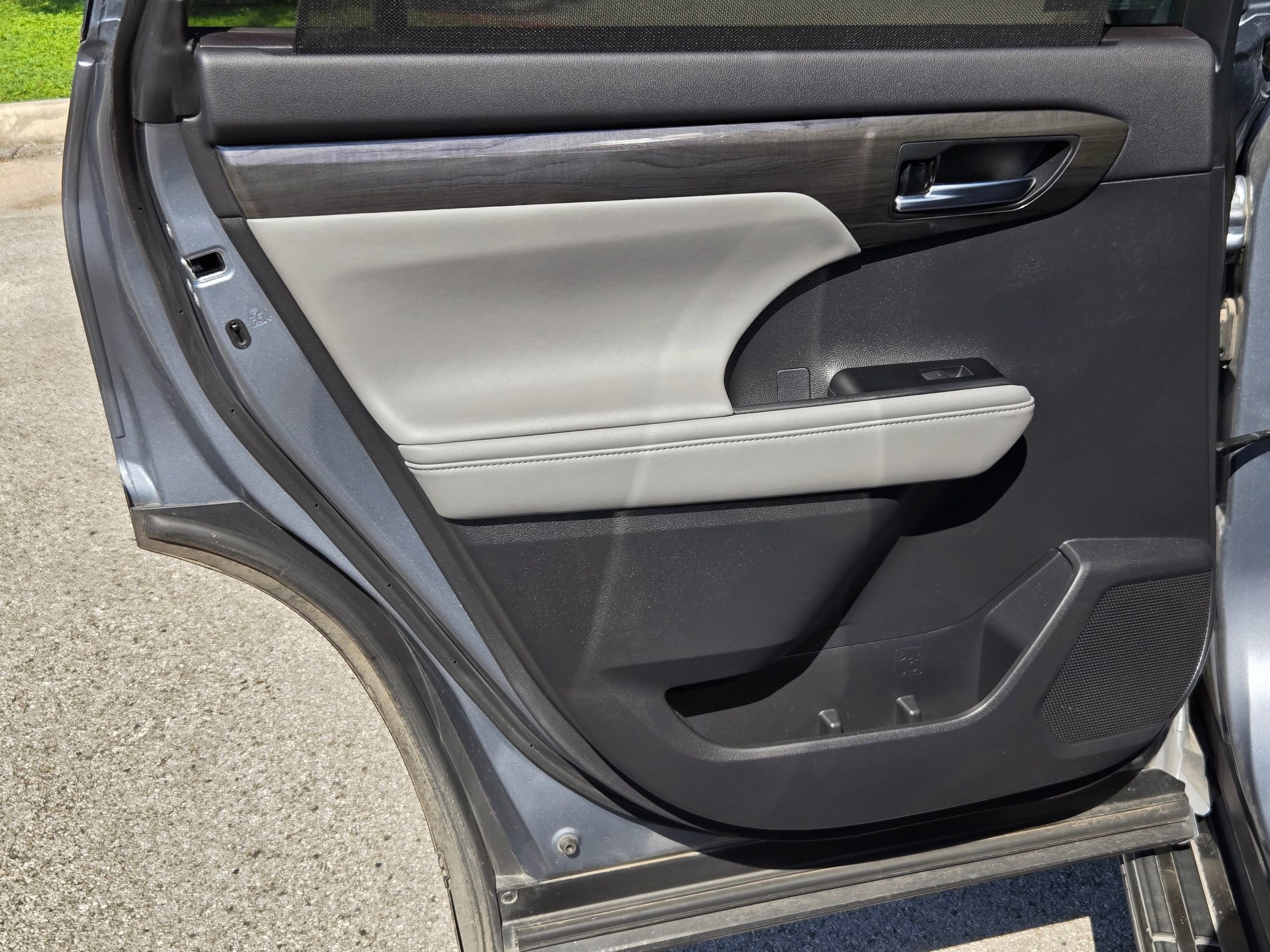 Used 2020 Toyota Highlander Limited FWD image 15