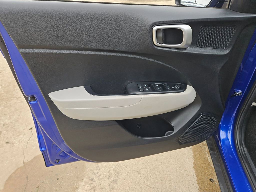 Used 2025 Hyundai Venue SEL FWD image 14