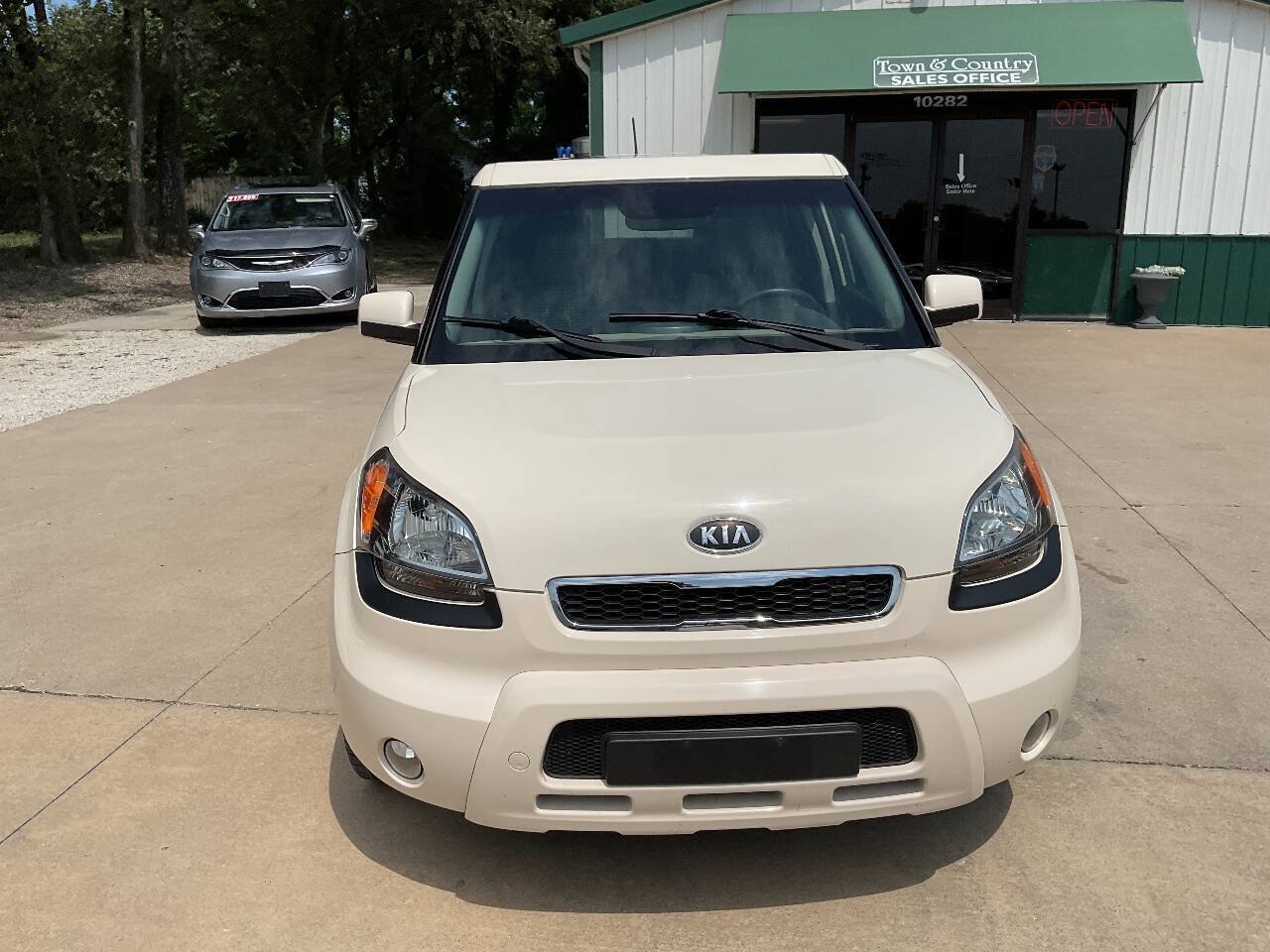 Used 2011 Kia Soul ! FWD image 4
