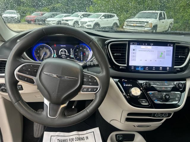 Used 2024 Chrysler Pacifica Touring-L FWD image 11