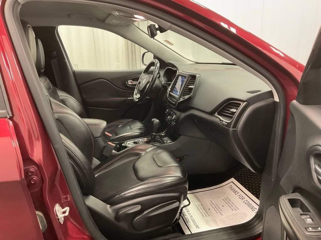 Used 2019 Jeep Cherokee Trailhawk w/ Cold Weather Group AWD/4WD image 9